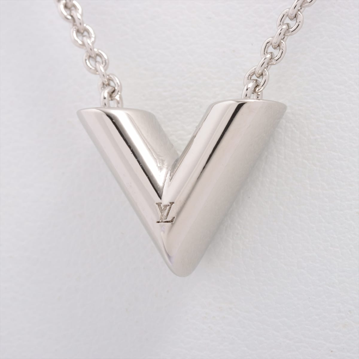 Louis Vuitton M63197 Essential V Necklace GP Silver