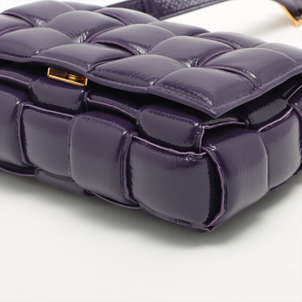 Bottega Veneta maxi intrecciato padded cassette Patent leather Shoulder bag Purple