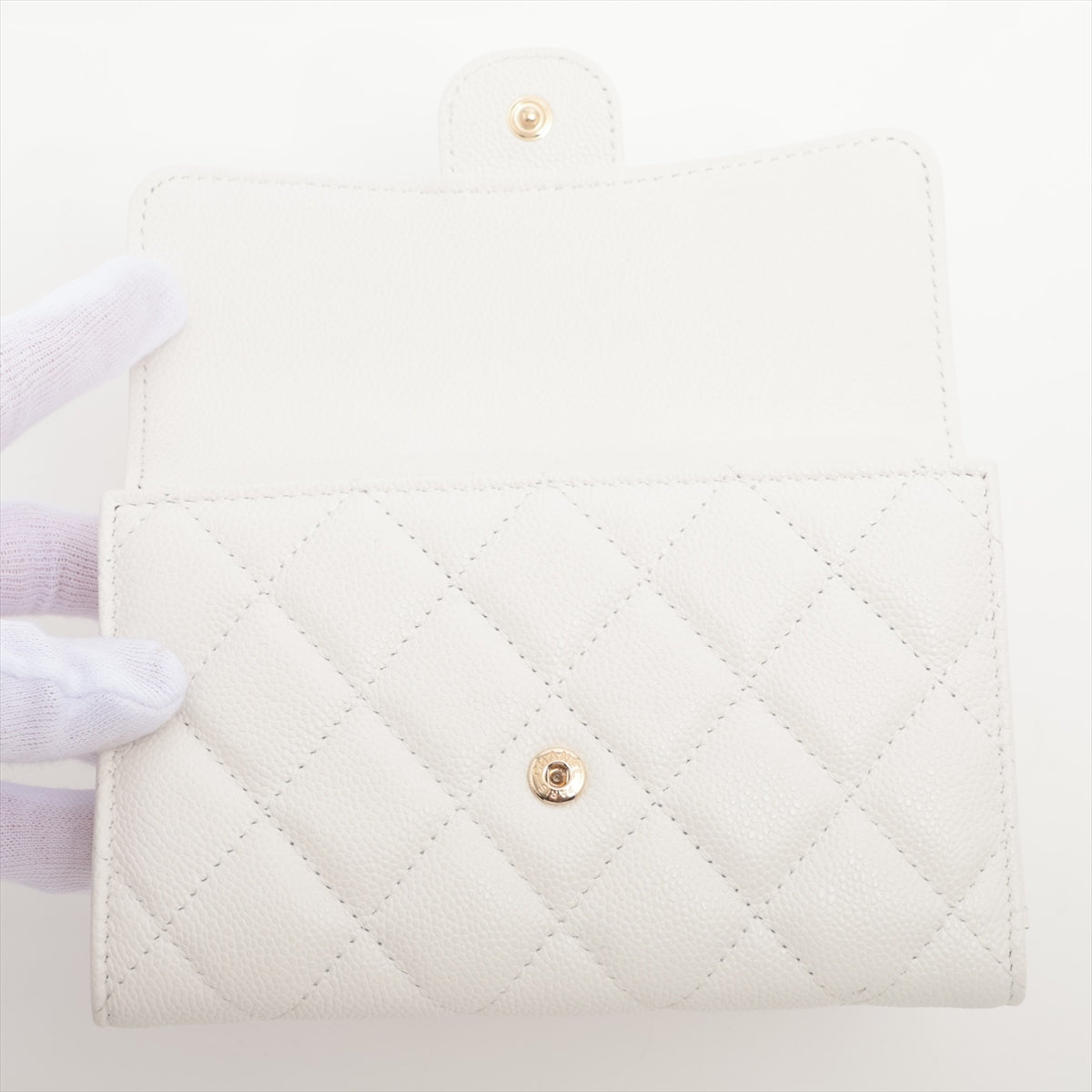 Chanel Matelasse Caviarskin Wallet White Gold Metal fittings random