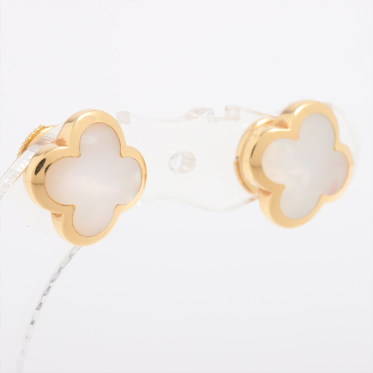 Van Cleef & Arpels Pure Alhambra shells Piercing jewelry 750(YG) 3.8g Small scratches on shell surface