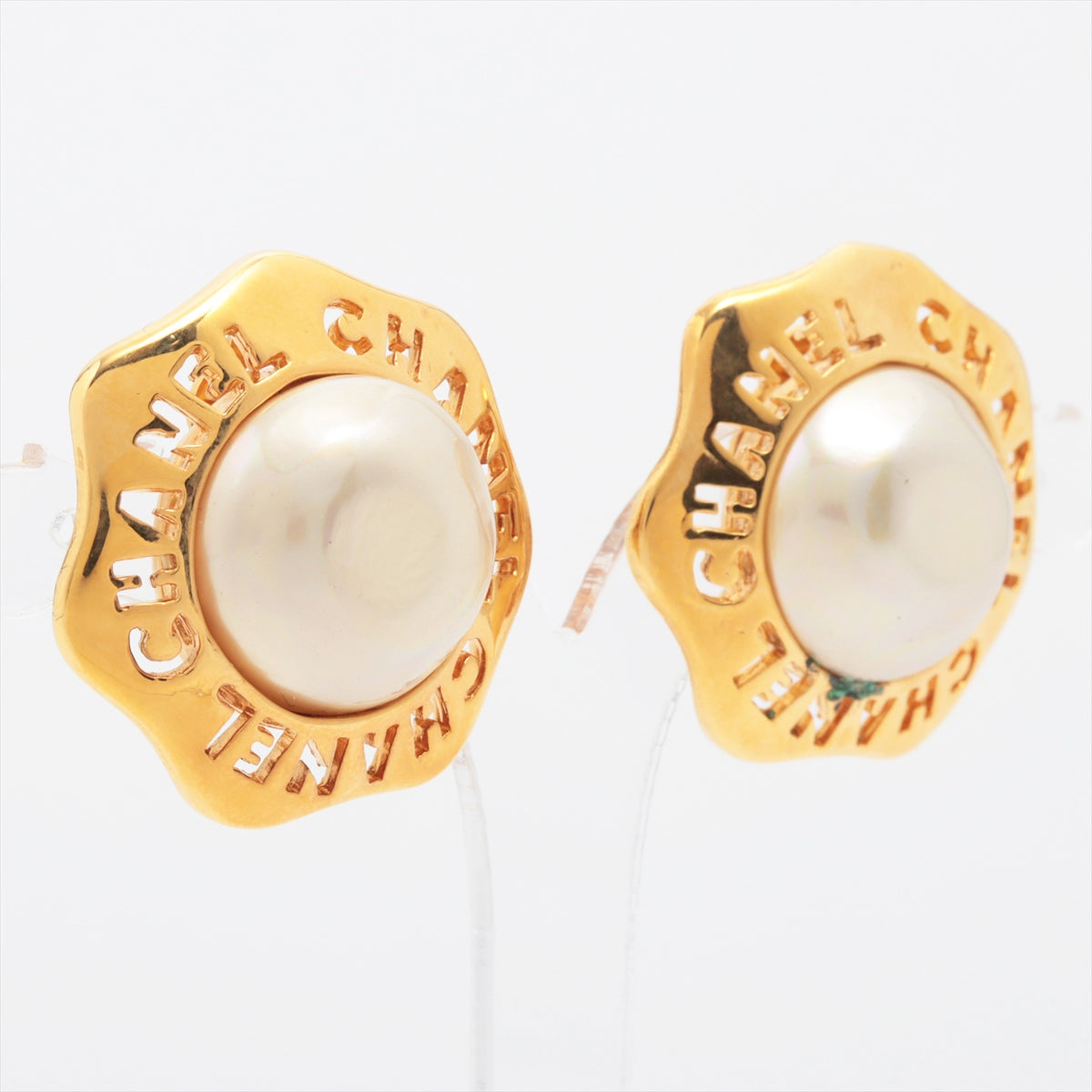 Chanel Logo 2356 Earrings (for both ears) GP x Imitation pearl Gold Wears Stained Oxidation staining Discoloration