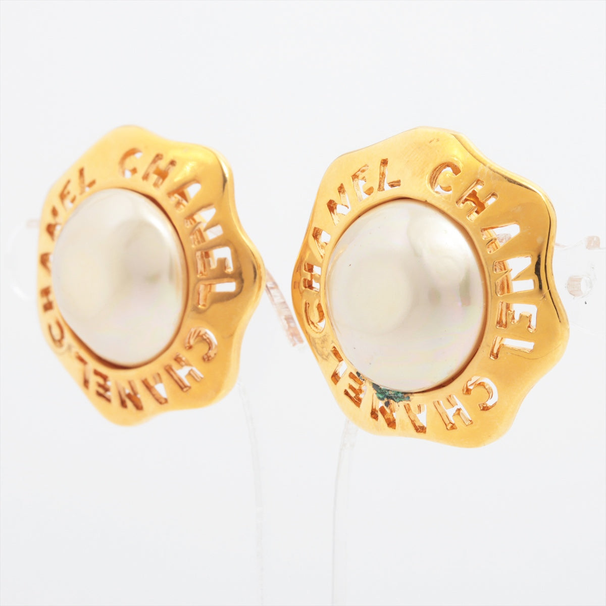 Chanel Logo 2356 Earrings (for both ears) GP x Imitation pearl Gold Wears Stained Oxidation staining Discoloration