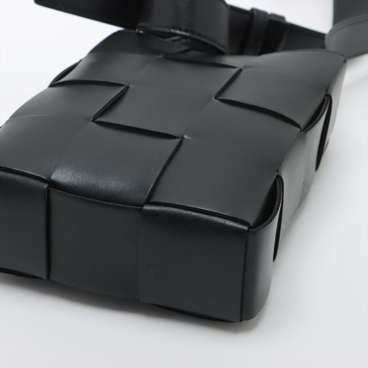 Bottega Veneta maxi intrecciato Cassette Mini crossbody bag Leather Shoulder bag Black